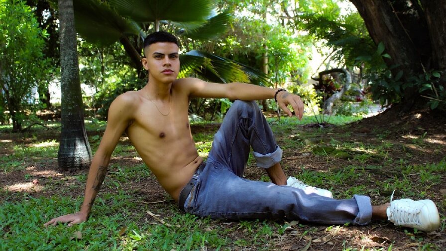 AlejandroSalazar - Live Sex Cam profile on Livejasmin