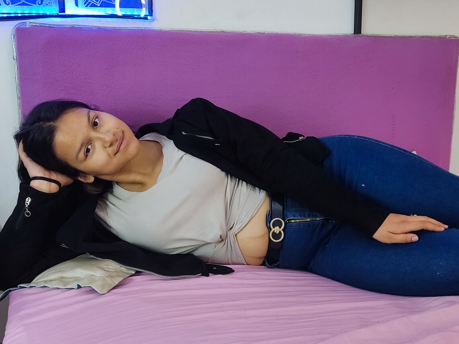 MishonneBroum - Live Sex Cam profile on Livejasmin