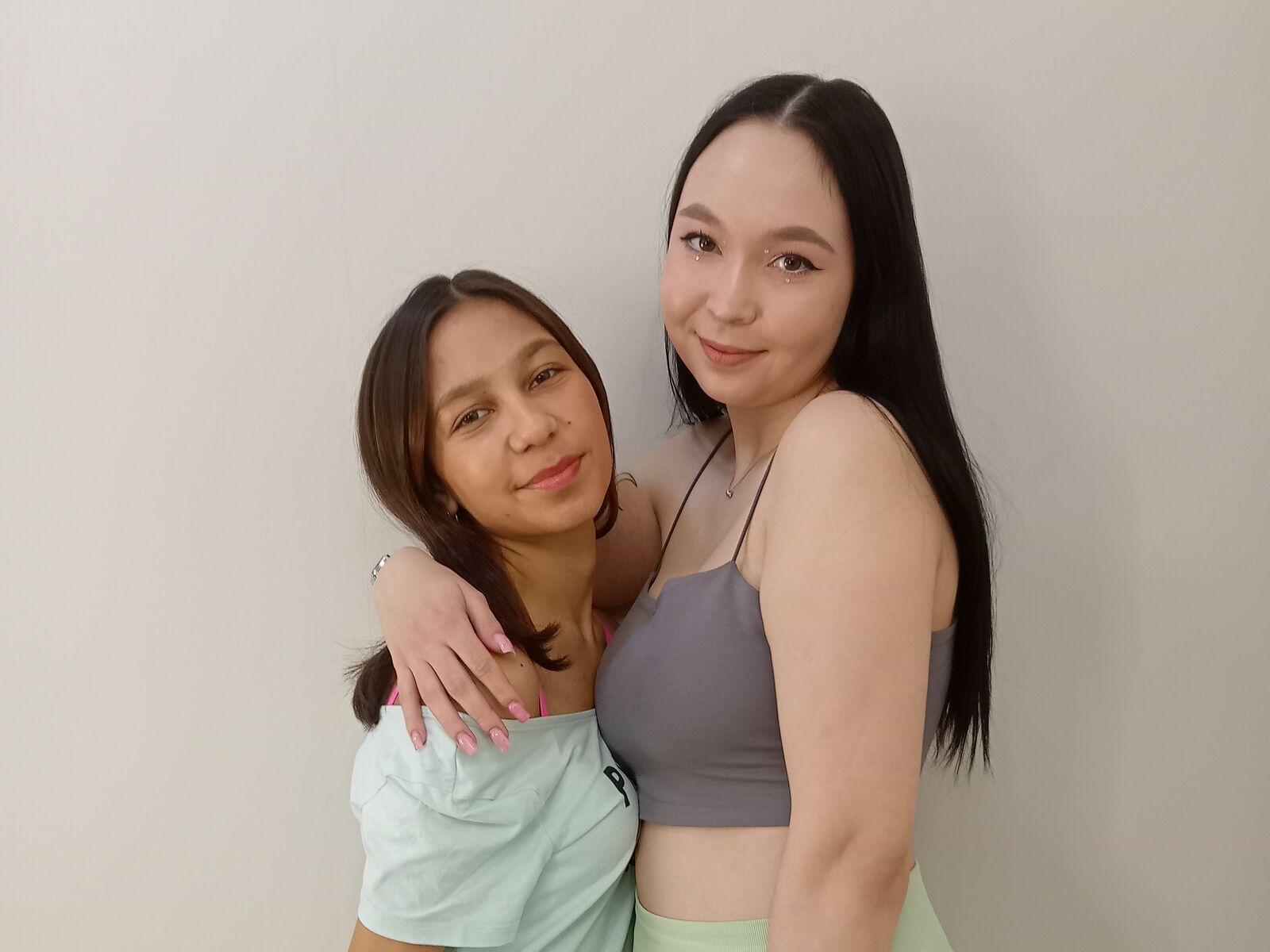 WandaAndCovie - Live Sex Cam profile on Livejasmin