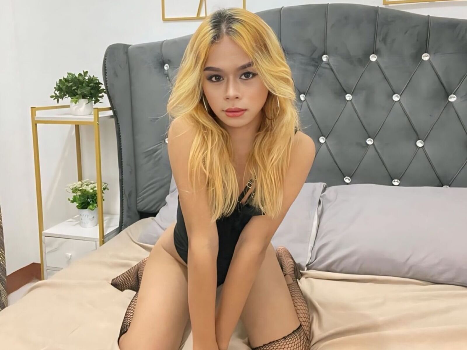 ZoeeMiless - Live Sex Cam profile on Livejasmin